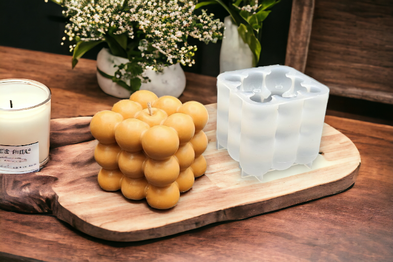 Moule design Bubble carré en silicone pour la création de bougies moulées  modernes.