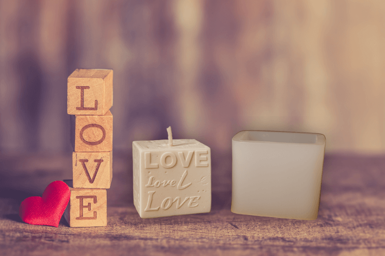 Moule bougie en silicone "cube LOVE" pour exprimer l'amour