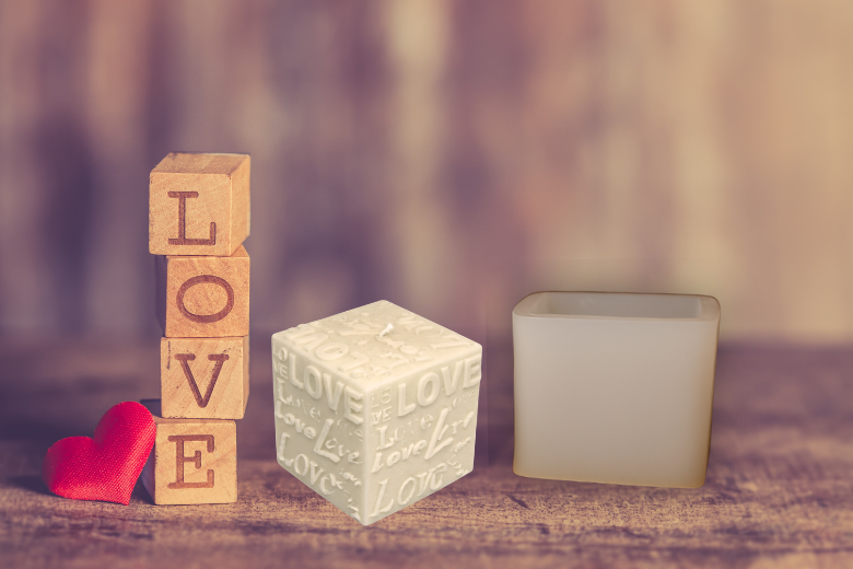 Moule bougie en silicone "cube LOVE" pour exprimer l'amour
