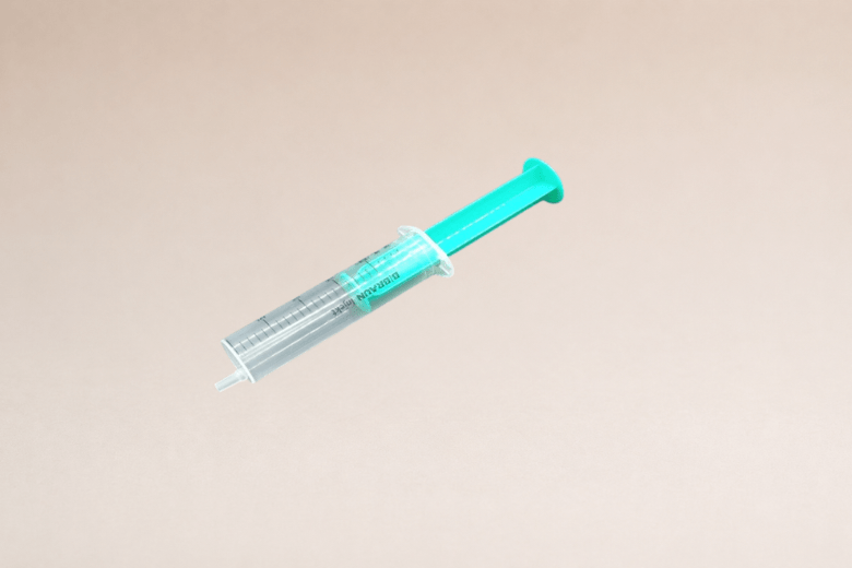 Vente d'accessoires seringue  pour la création de bougies moulées coulées.