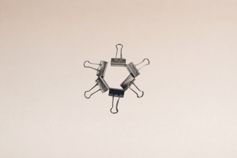 Pinces métalliques pour fermer les moules polycarbonate en deux parties
