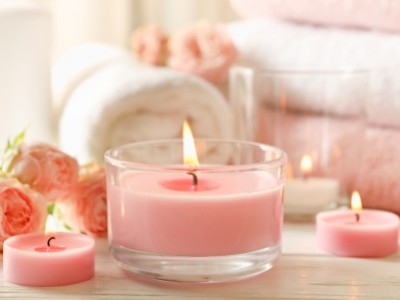 Pourquoi ma bougie creuse au milieu et comment l’éviter ?